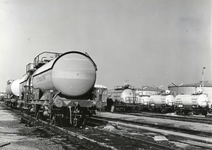 169631 Afbeelding van ketelwagens voor het vervoer van chemicaliën, op het emplacement van Shell te Pernis.